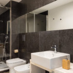 Роскошная двухкомнатная ванная комната с джакузи