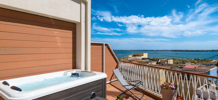Джакузи на открытой веранде с видом на море