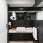 Роскошная двухкомнатная ванная комната с джакузи