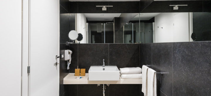 Роскошная двухкомнатная ванная комната с джакузи