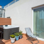 Джакузи на открытой веранде с видом на море